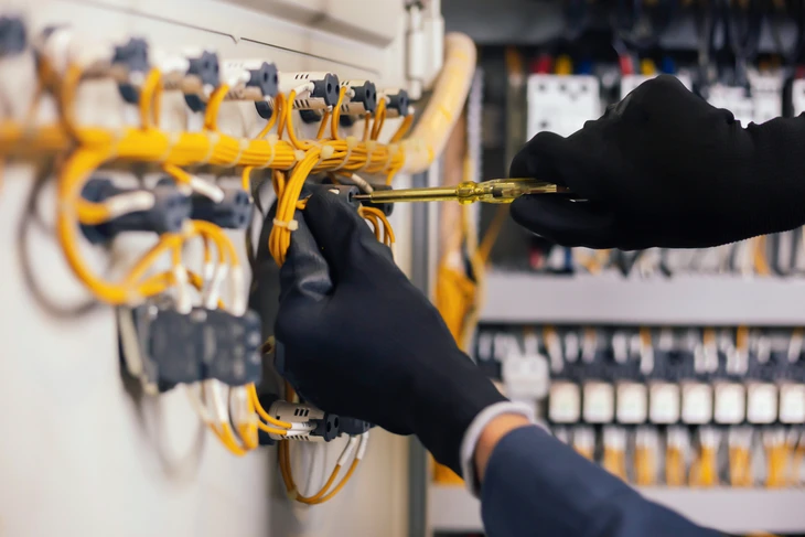 Technicien testant un réseau informatique dans un couloir de bureau