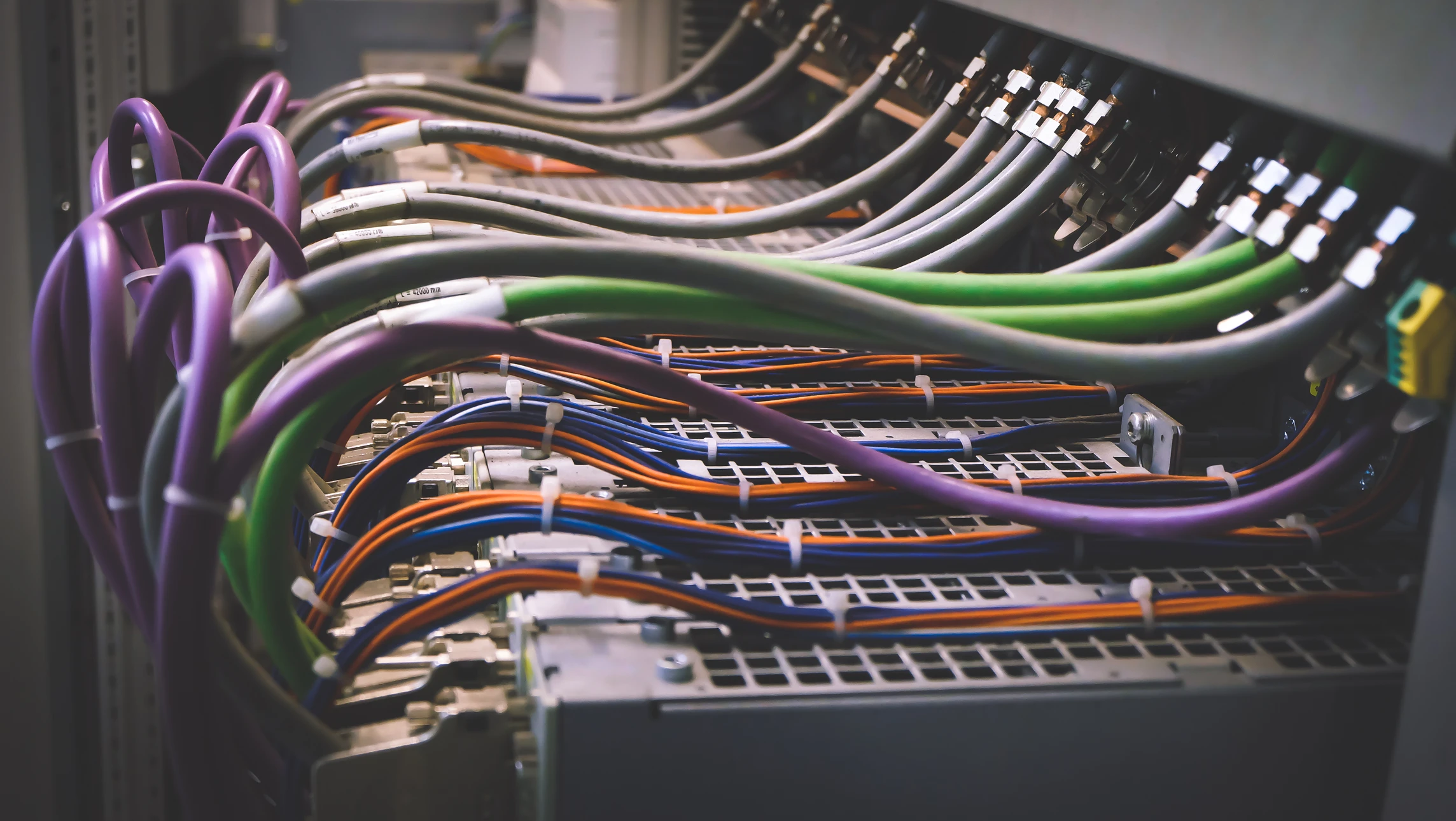Environnement technique intérieur avec installation de réseau informatique professionnelle