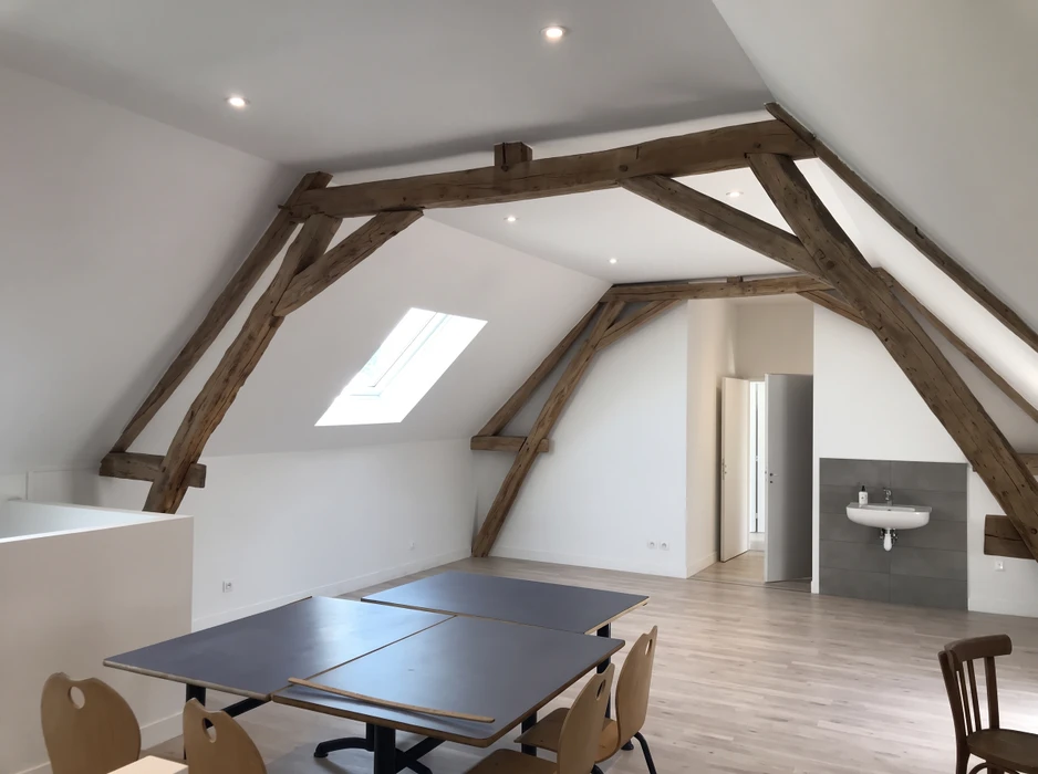 Combles aménagés rénovés, style loft, charpente apparente en bois massif vieilli avec fermes de toit type à entrait et arbalétriers