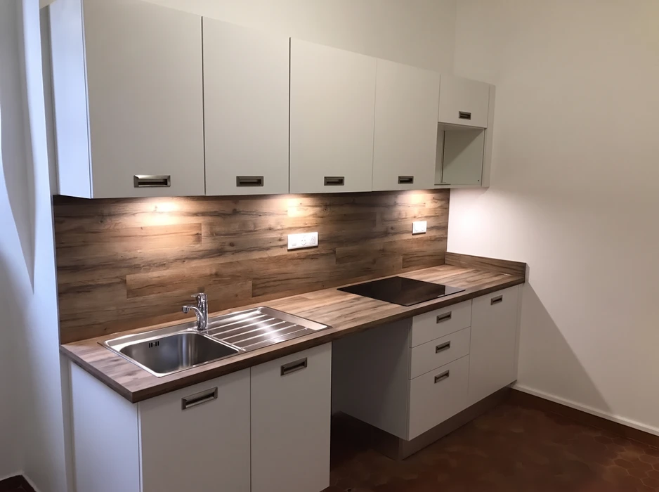 Cuisine moderne équipée, linéaire, sans occupant