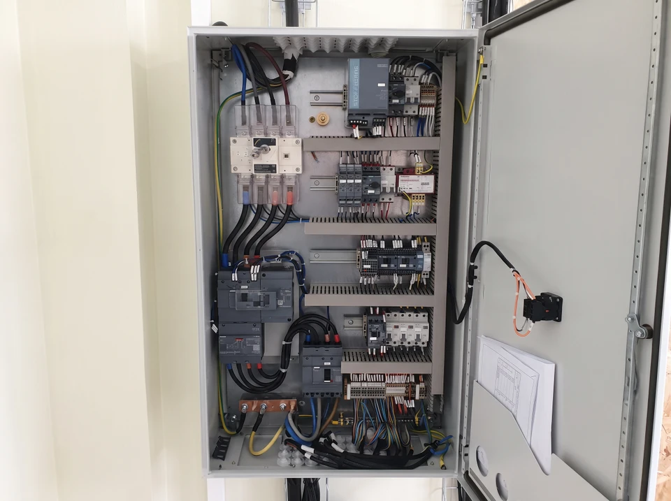 Armoire électrique industrielle ouverte, montage en cours