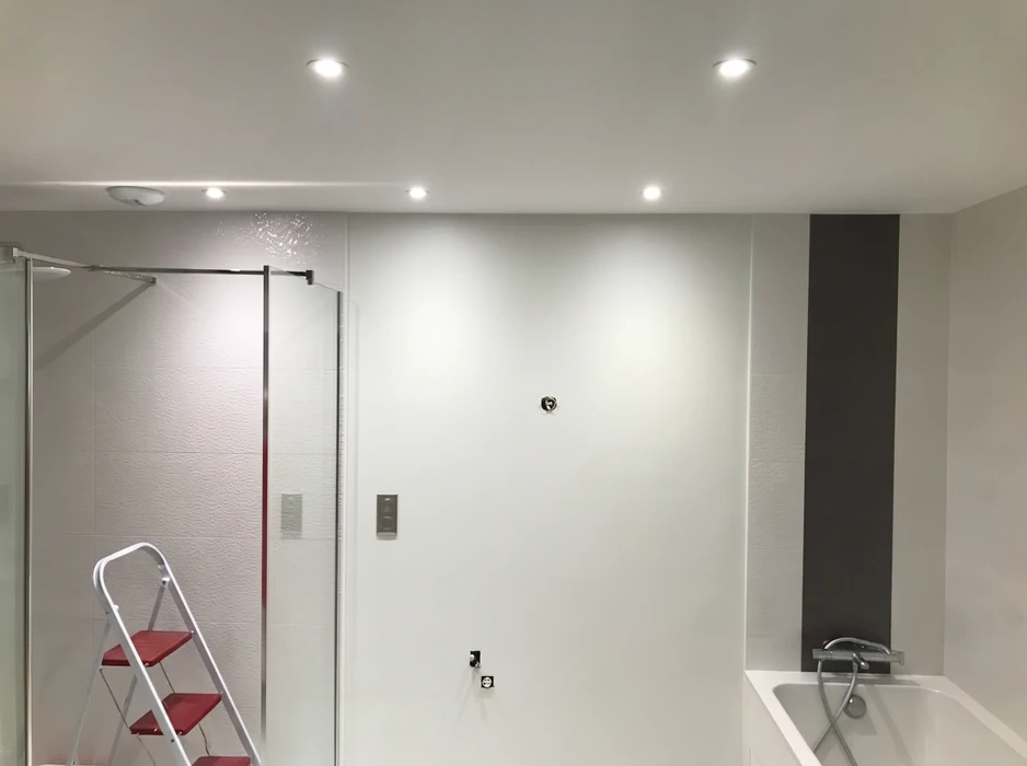 Salle de bain en rénovation, sans personnage