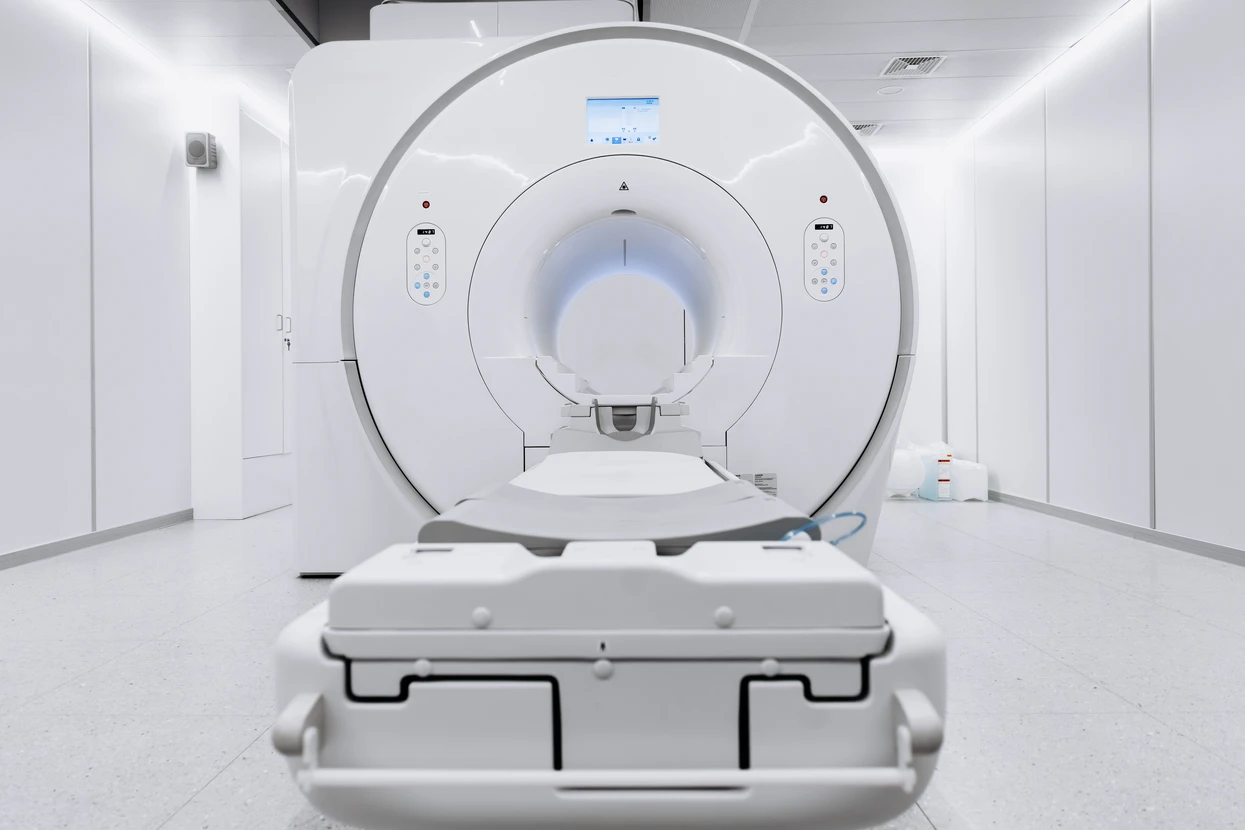 Salle d'imagerie médicale avec scanner CT installé, montrant le tableau électrique spécialisé avec câblage haute performance et protection différentielle certifiée en milieu hospitalier, installation technique visible en arrière-plan sans personnage.